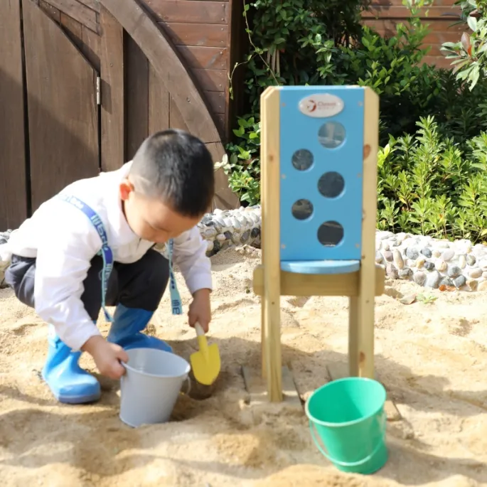 Idealna skrzynka do zabawy w ogrodzie dla maluchów.