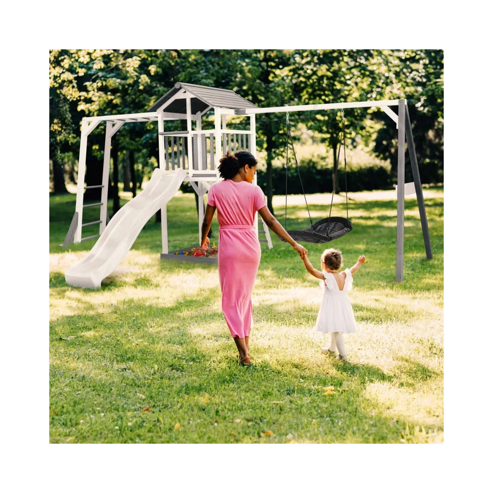 Piaskownica pod wieżą do zabawy w piasku