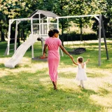 Piaskownica pod wieżą do zabawy w piasku