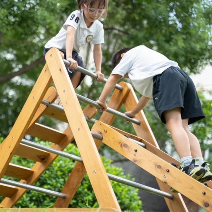 Bezpieczna drewniana konstrukcja drabinki Classic World dla dzieci.