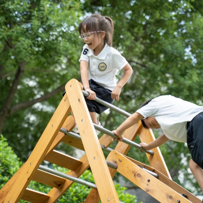 Kreatywna zabawa na placu zabaw Classic World dla najmłodszych.