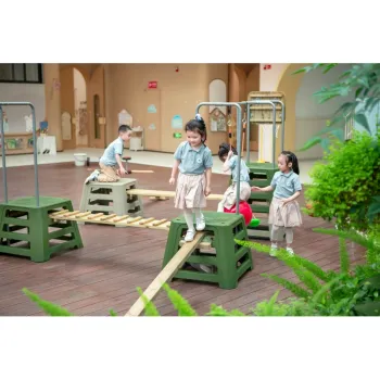 Tor przeszkód XXL dla dzieci z drabinkami i koszem do koszykówki