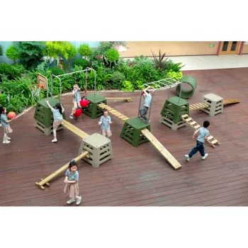 Plac zabaw multi-sprawnościowy z beczką i elementami wspinaczkowymi