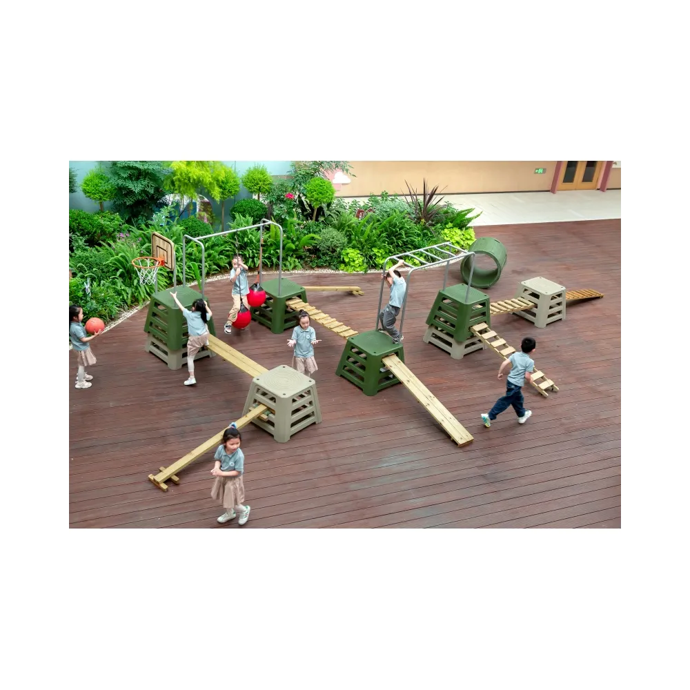 Plac zabaw multi-sprawnościowy z beczką i elementami wspinaczkowymi