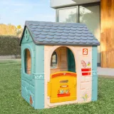 Domek FEBER wykonany z trwałego plastiku, w kolorach zielonym i niebieskim