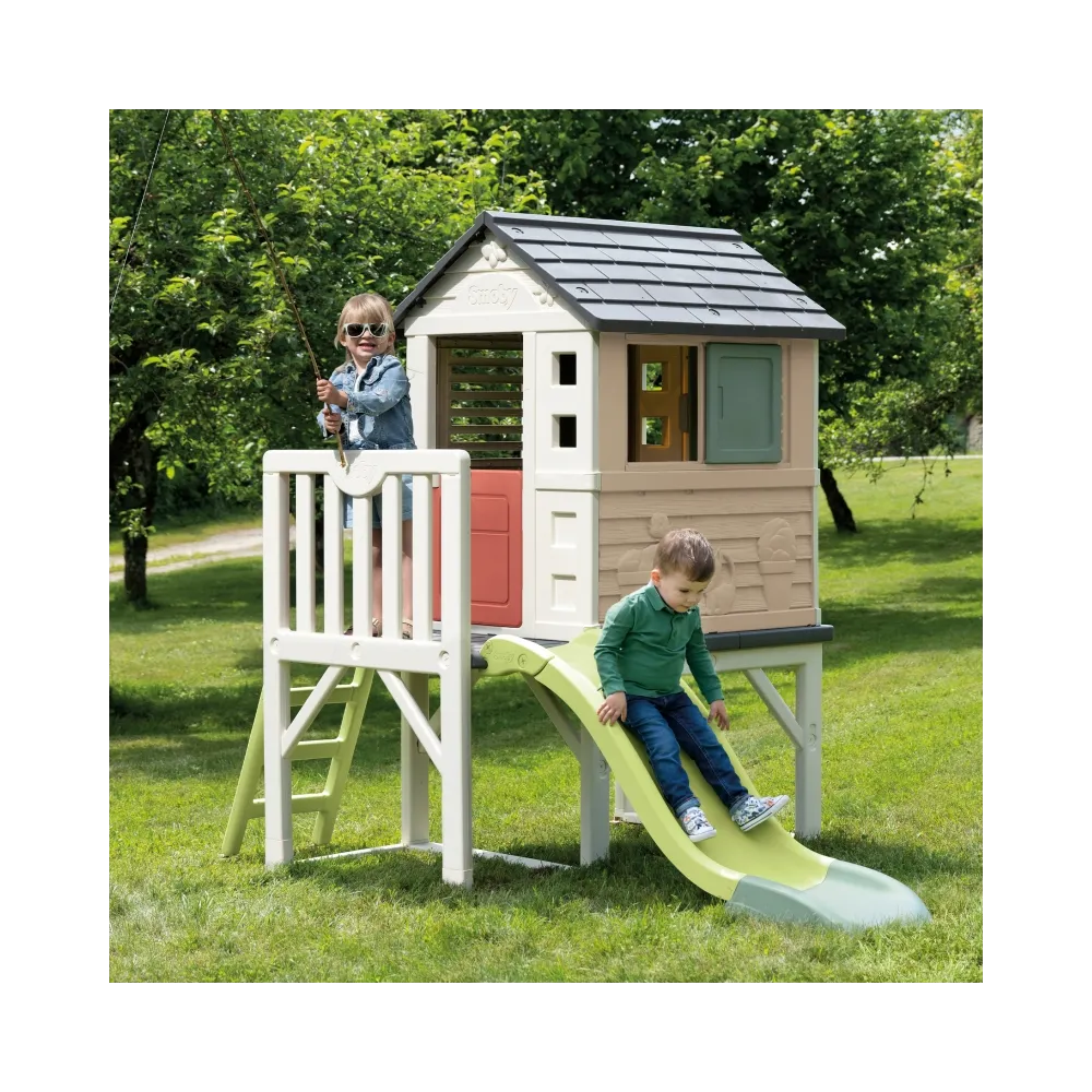 Zjeżdżalnia w domku dla najmłodszych