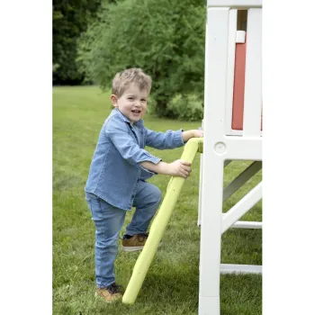 Podwyższony domek na dworze do zabawy