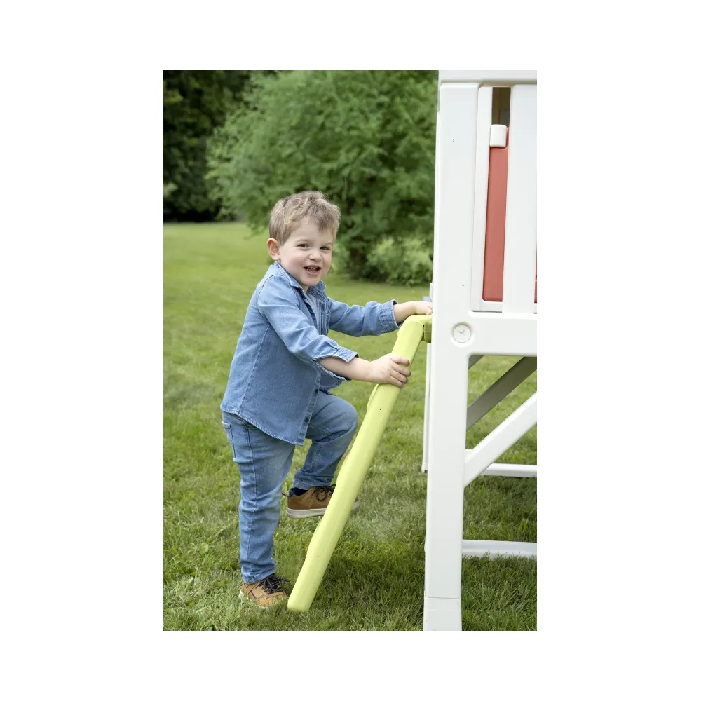 Podwyższony domek na dworze do zabawy