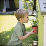 Dzieci bawią się w ogrodników w domku Smoby