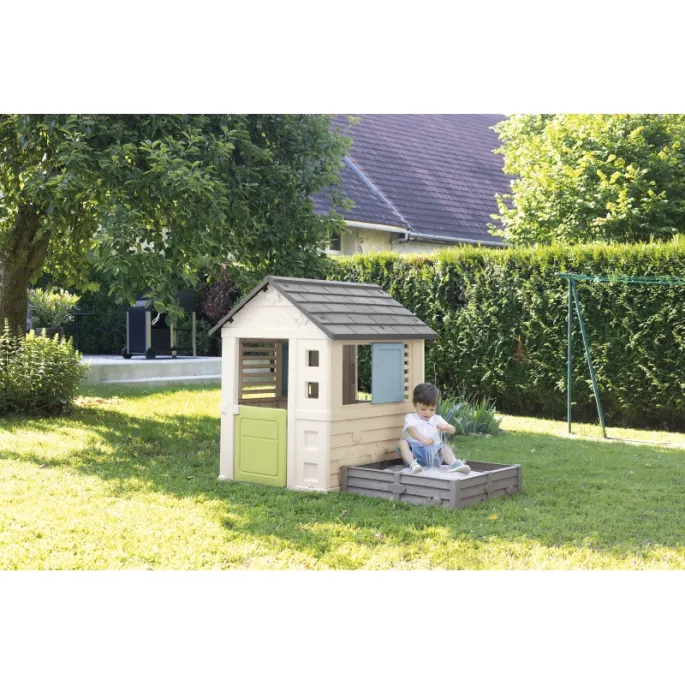 Zabawa w piaskownicy z domkiem Smoby