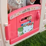 Bezpieczna konstrukcja domku Hello Kitty zachęca do zabawy.