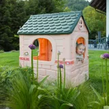 Domek Hello Kitty rozwija kreatywność i umiejętności społeczne dzieci.