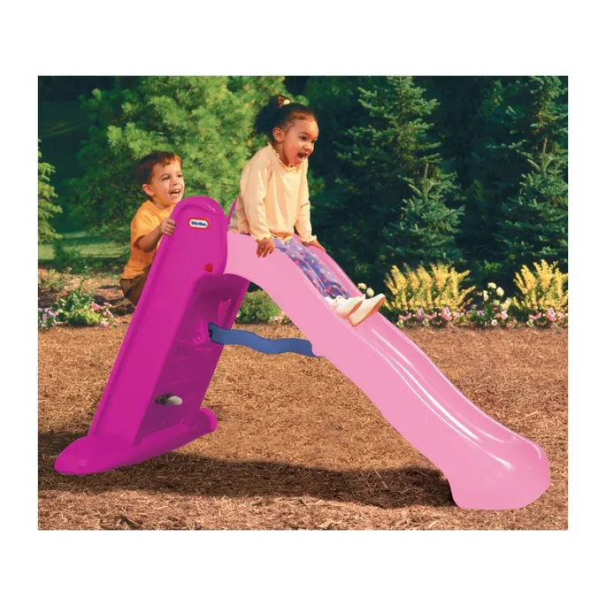 Dziecko zjeżdża z różowej zjeżdżalni Little Tikes na świeżym powietrzu.