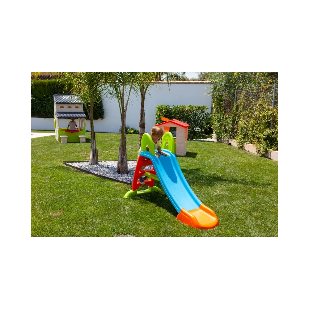 Bezpieczna zjeżdżalnia z wysokimi ściankami bocznymi