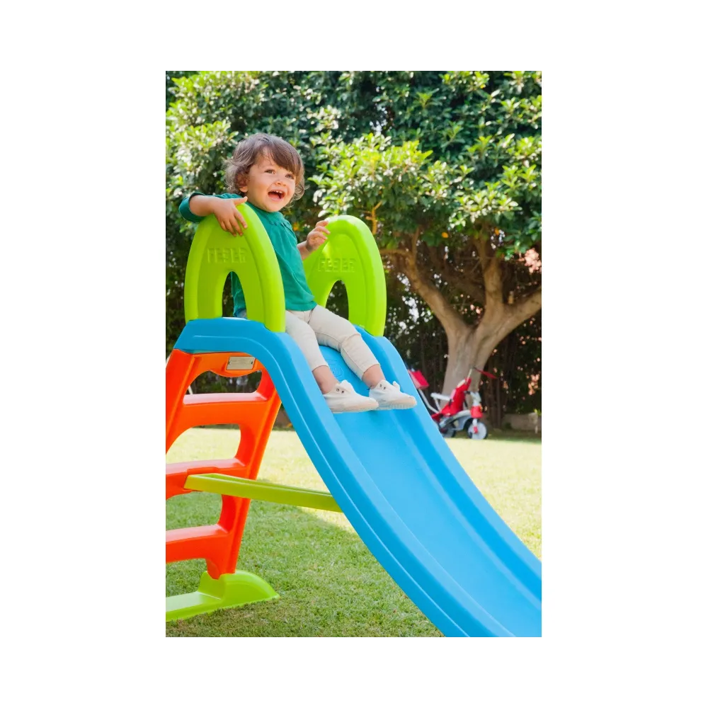 Konstrukcja zjeżdżalni FEBER z uchwytami dla dzieci