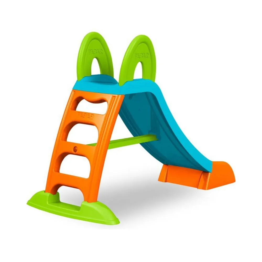 Dzieci bawiące się na zjeżdżalni z wodnym ślizgiem