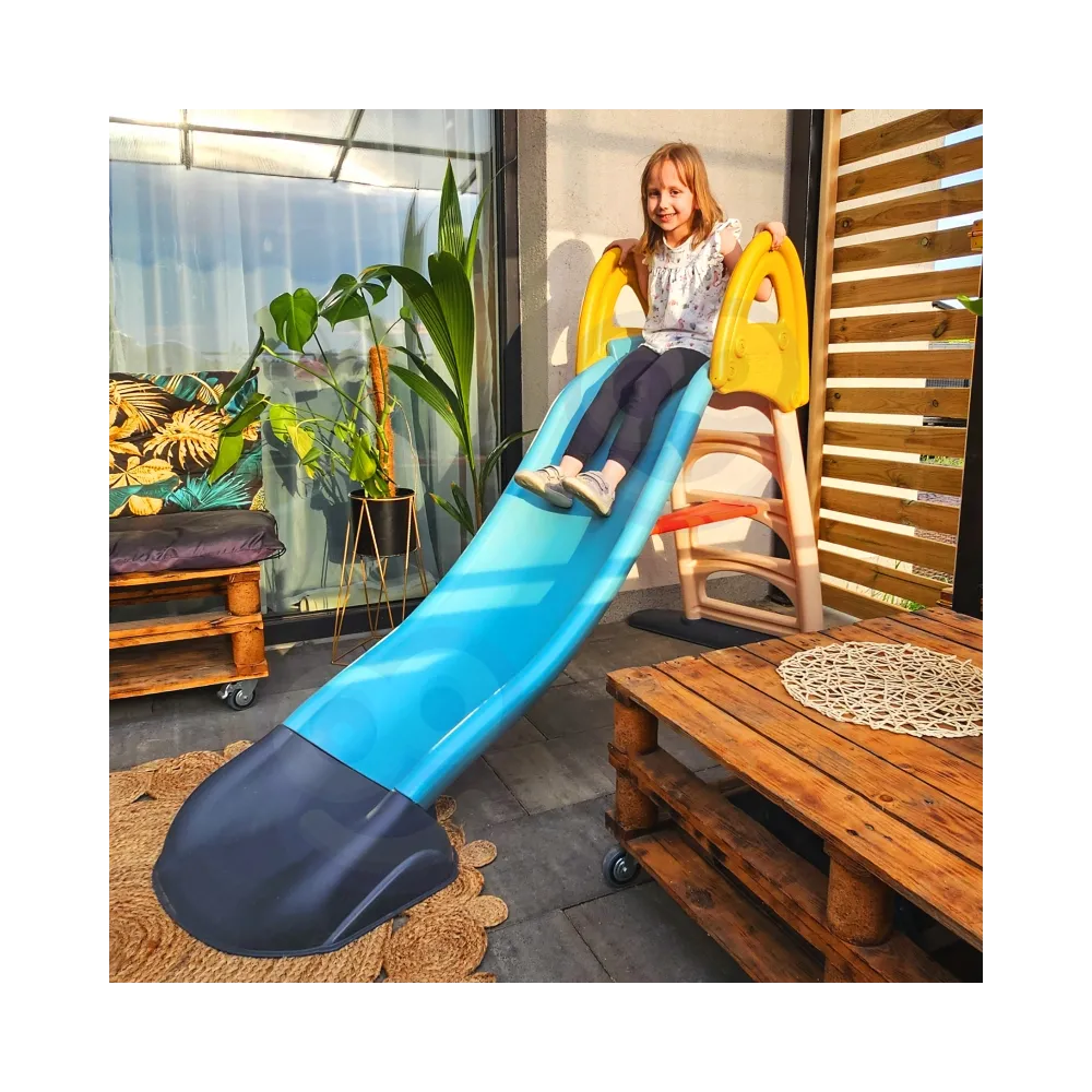 Dzieci bawią się na zjeżdżalni Feber w ogrodzie