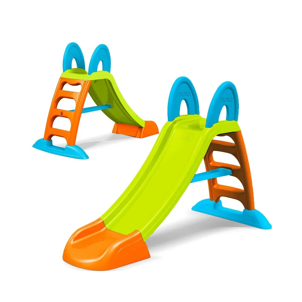 Kolorowa zjeżdżalnia dla dzieci na słoneczny dzień