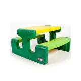 Duży stolik piknikowy dla dzieci idealny do zabawy na świeżym powietrzu.