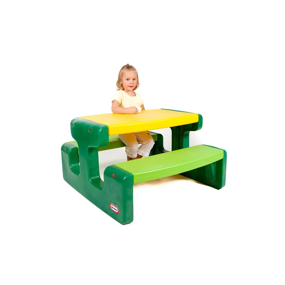 Trwały stolik piknikowy od Little Tikes z zaokrąglonymi krawędziami.