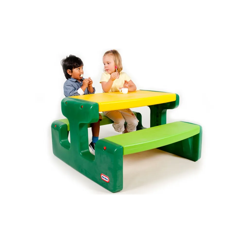Bezpieczny i łatwy w czyszczeniu stolik piknikowy dla dzieci.