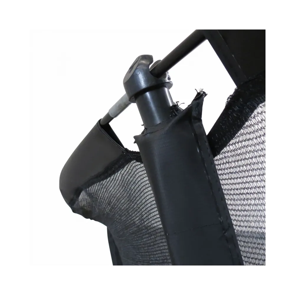 Dzieci bawią się na trampolinie Axi 366 cm