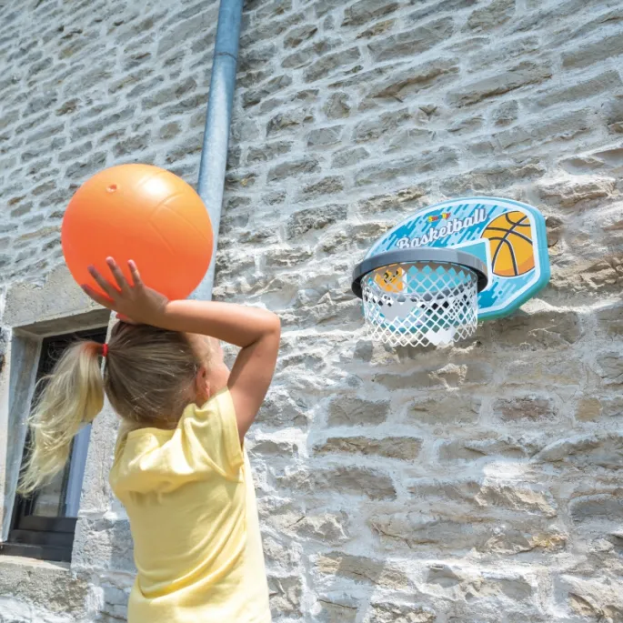 Kosz do koszykówki na ścianie dla dzieci