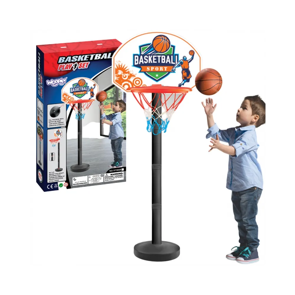 Dziecko bawi się w koszykówkę w ogrodzie.