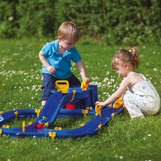 Dzieci bawią się wodą z BIG Waterplay Niagara.