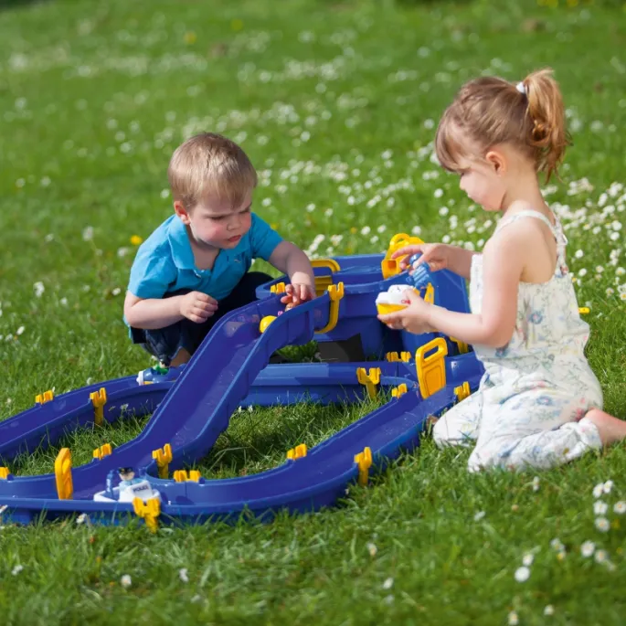 Innowacyjny tor wodny z kanałami i śluzami.