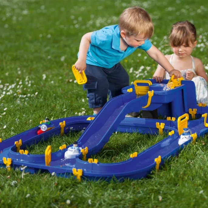 Łatwe w składaniu elementy toru wodnego.