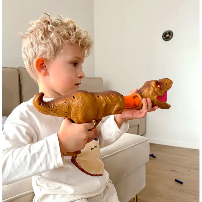 Dzieci grające w strzelanie do celów