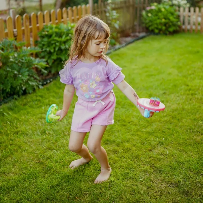 Dziecko łapie piłkę przy użyciu rakietki WOOPIE