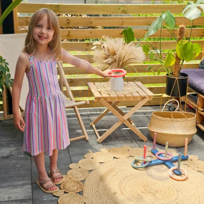 Kolorowe kółka i paliki w grze Serso.