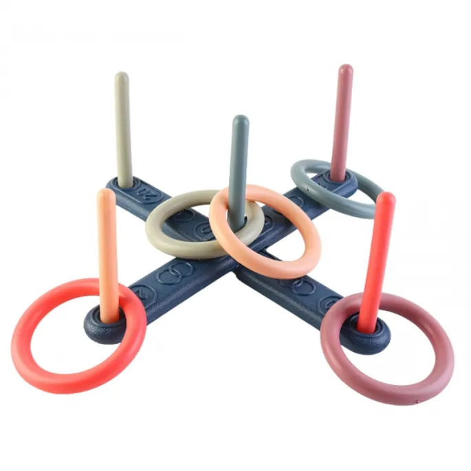 Dzieci rzucają obręczami w grze Serso.