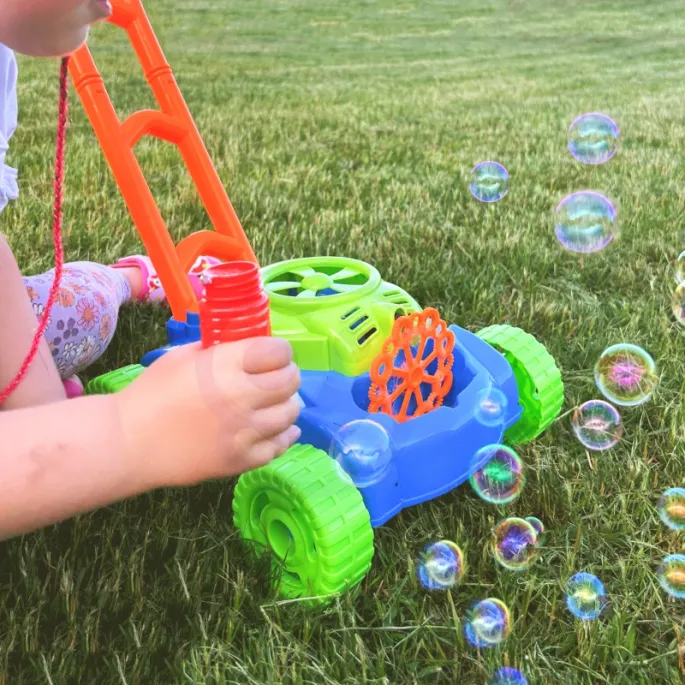 Kosiarka do zabawy z funkcją automatycznego puszczania baniek