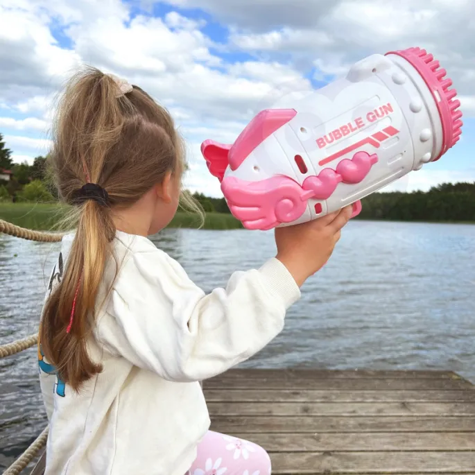 Radość dzieci z robienia baniek mydlanych