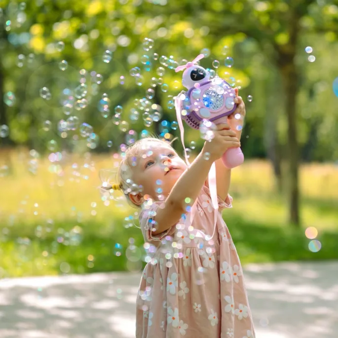 Astronauta do robienia baniek w ogrodzie