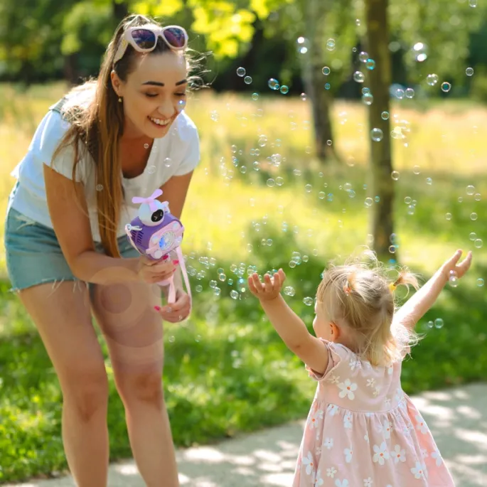 Efektowna zabawa z maszyną do baniek mydlanych