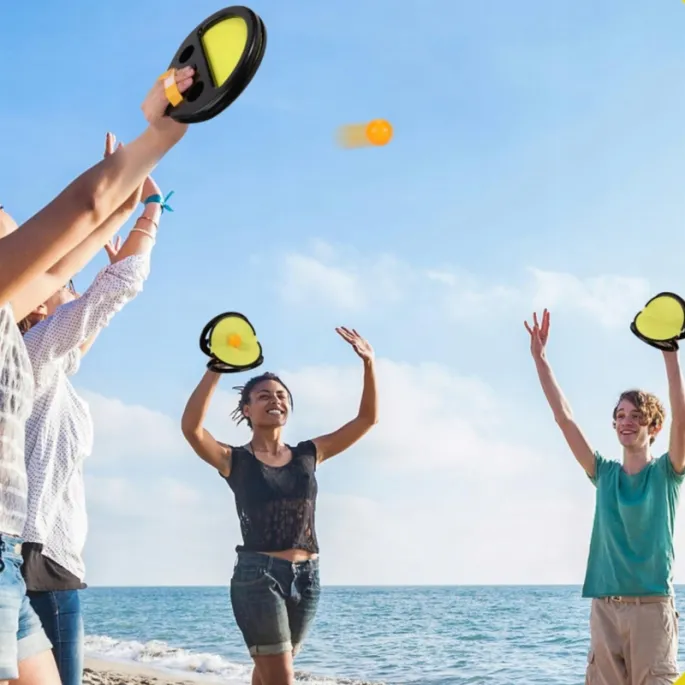 Ergonomiczne łapki do gry WOOPIE Catch Ball w akcji na świeżym powietrzu