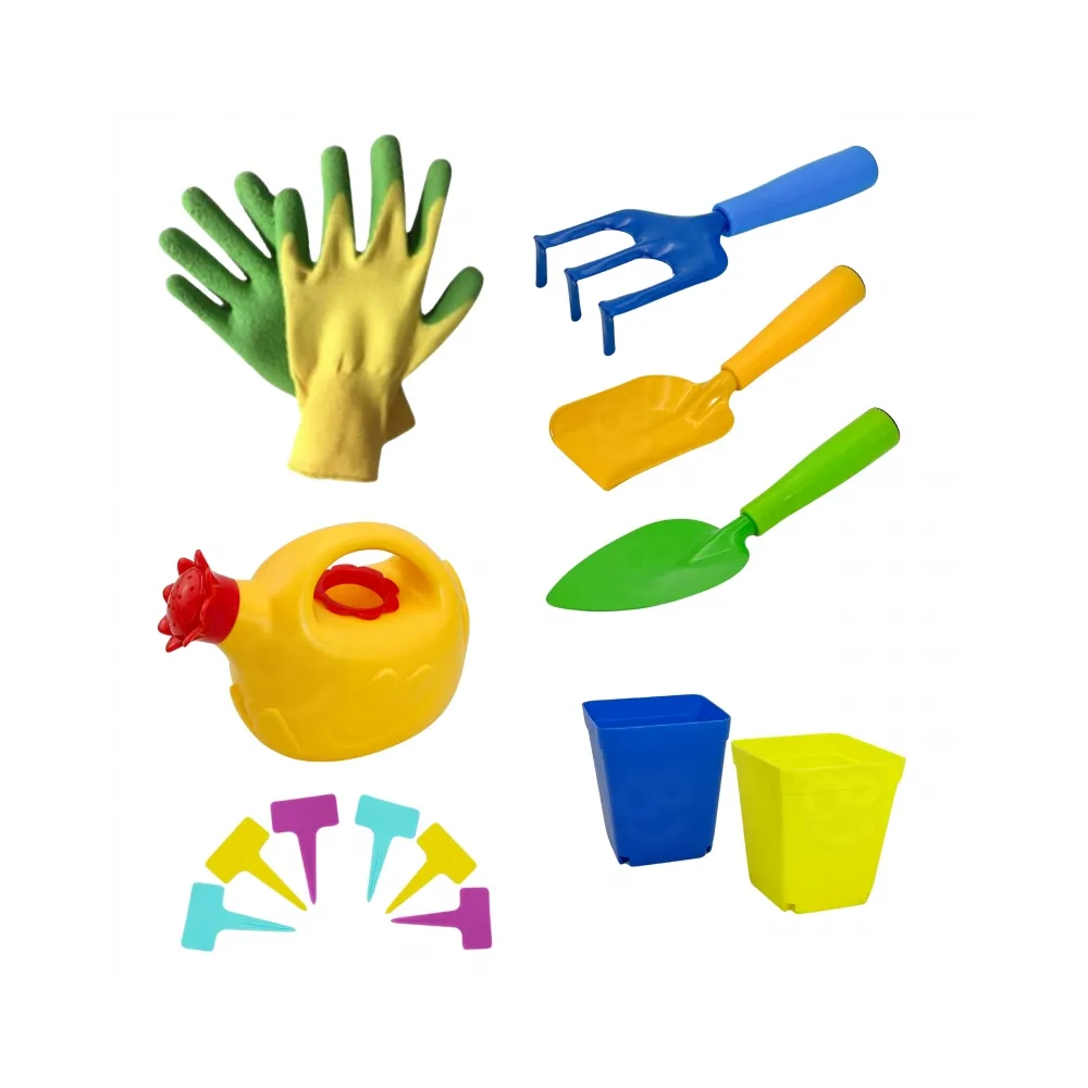 Dzieci bawią się w ogrodzie przy użyciu narzędzi