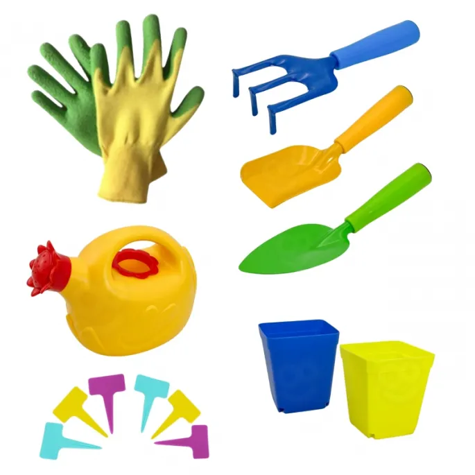 Dzieci bawią się w ogrodzie przy użyciu narzędzi