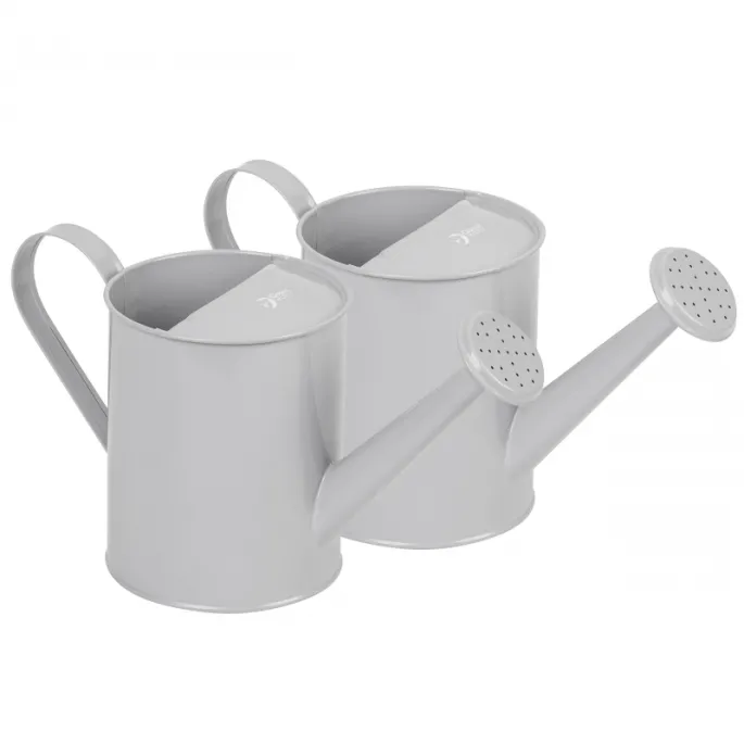 Metalowa konewka idealna do podlewania roślin.