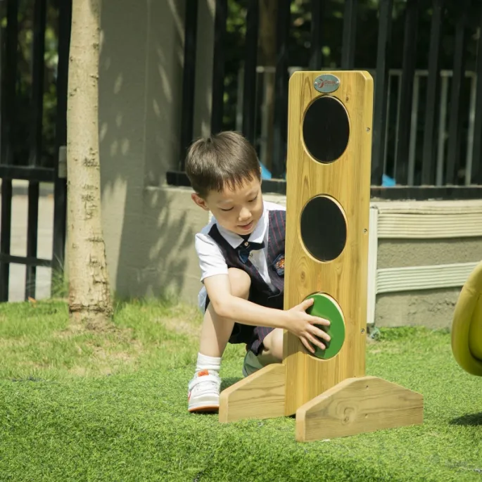 Edukacyjny sygnalizator wzorowany na prawdziwych znakach drogowych.