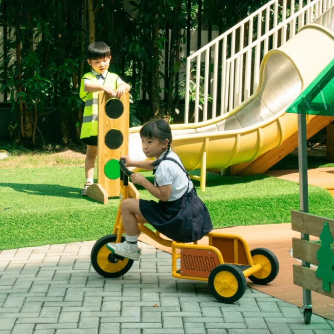 Zabawa na świeżym powietrzu z drewnianym sygnalizatorem Classic World.