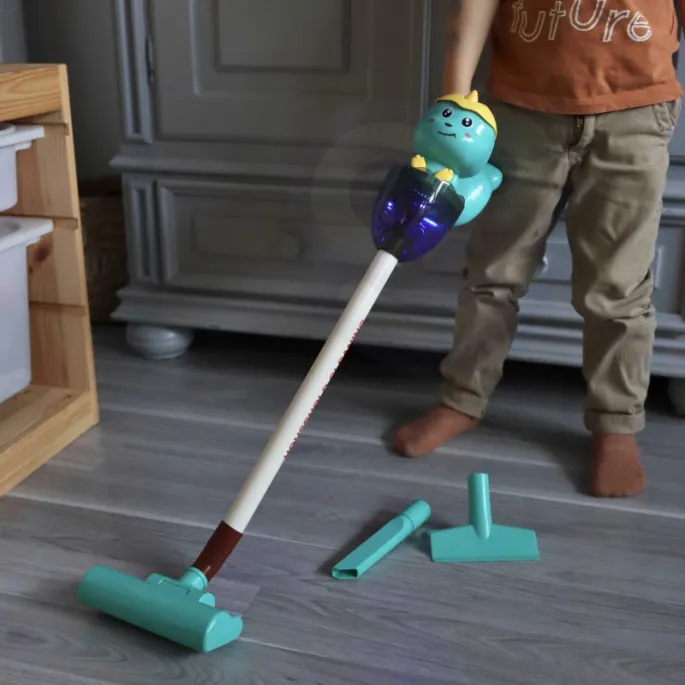 Odkurzacz zabawkowy z wymiennymi końcówkami