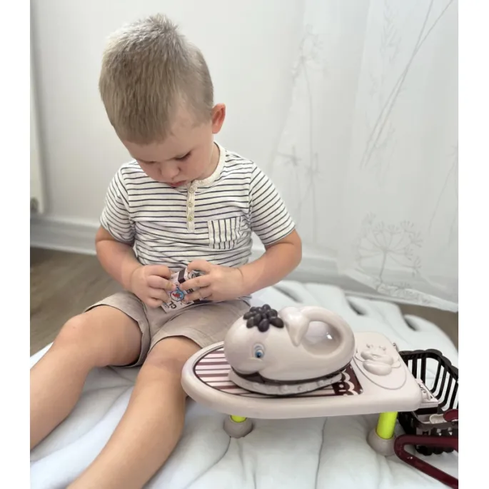 Deska do prasowania i żelazko w kształcie wieloryba dla maluchów.