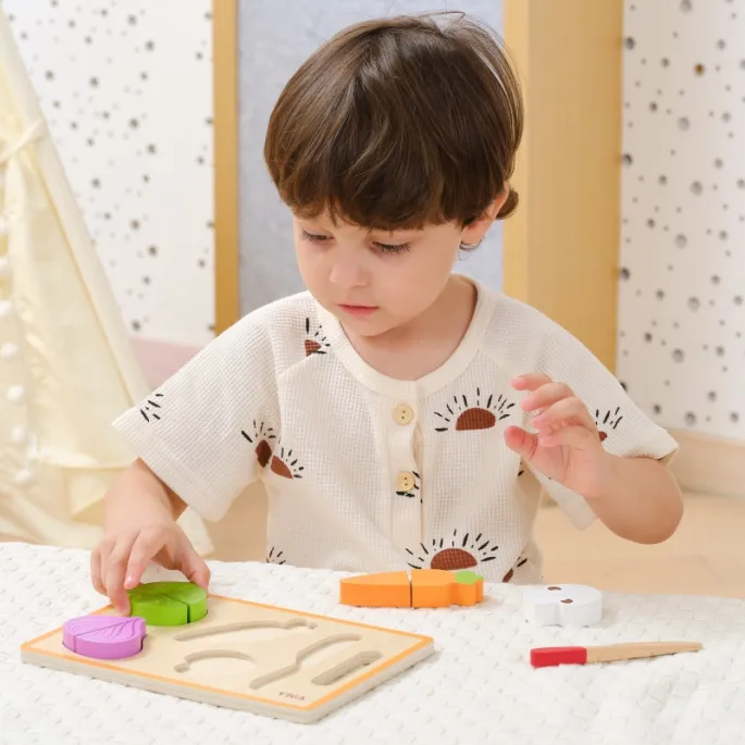 Zestaw do krojenia warzyw z drewnianym nożykiem.