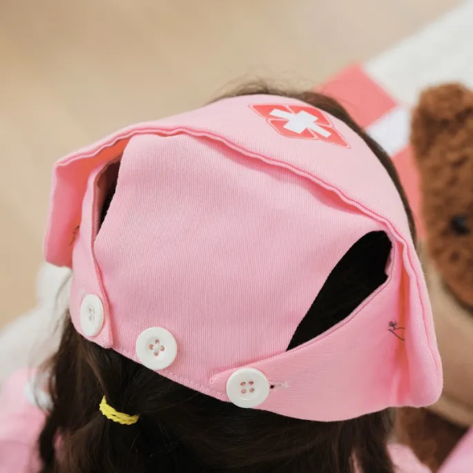 Kapelusz pielęgniarski z czerwonym krzyżem