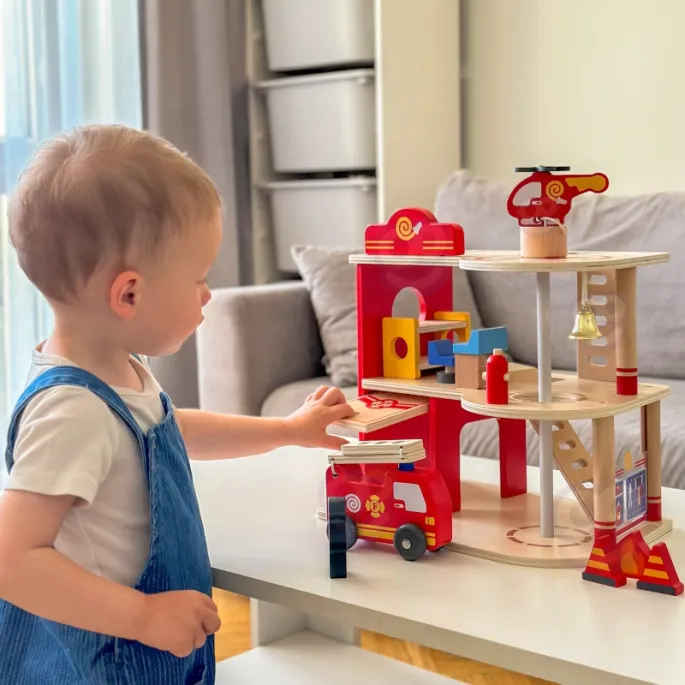 Trójpoziomowy garaż strażacki z różnymi elementami